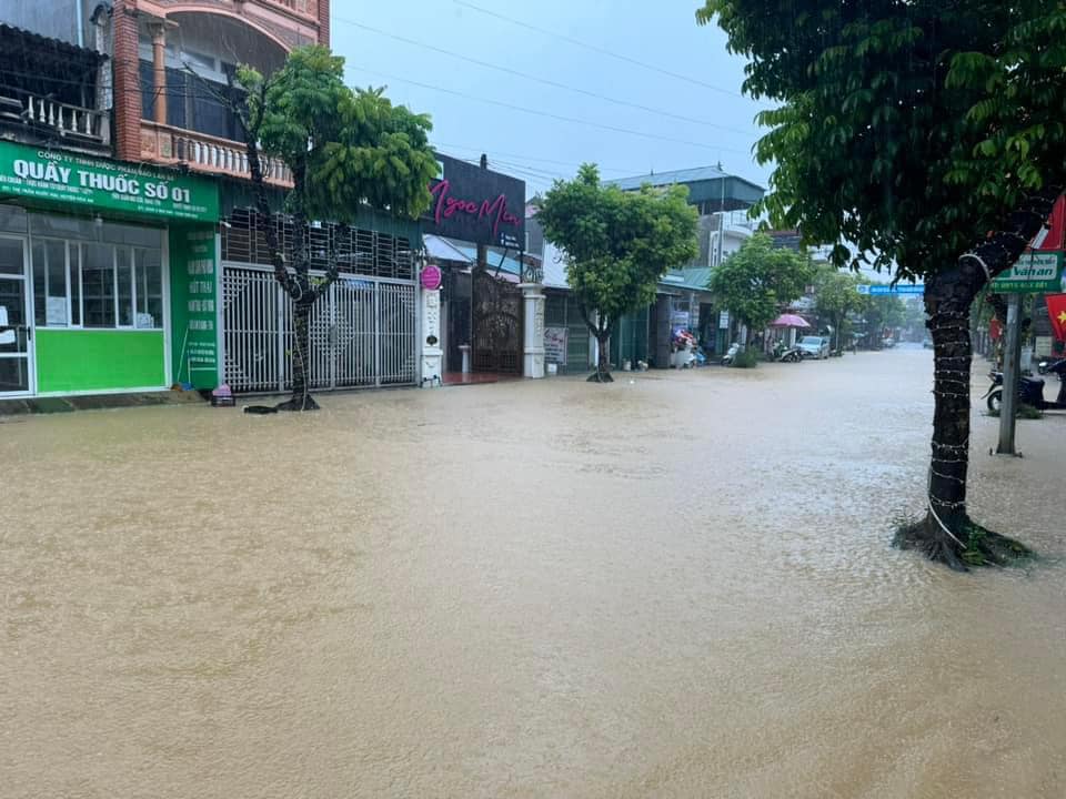 Cao Bằng ngập nặng, người dân bì bõm trong đêm chạy đua với mưa lớn "cứu" tài sản- Ảnh 3.