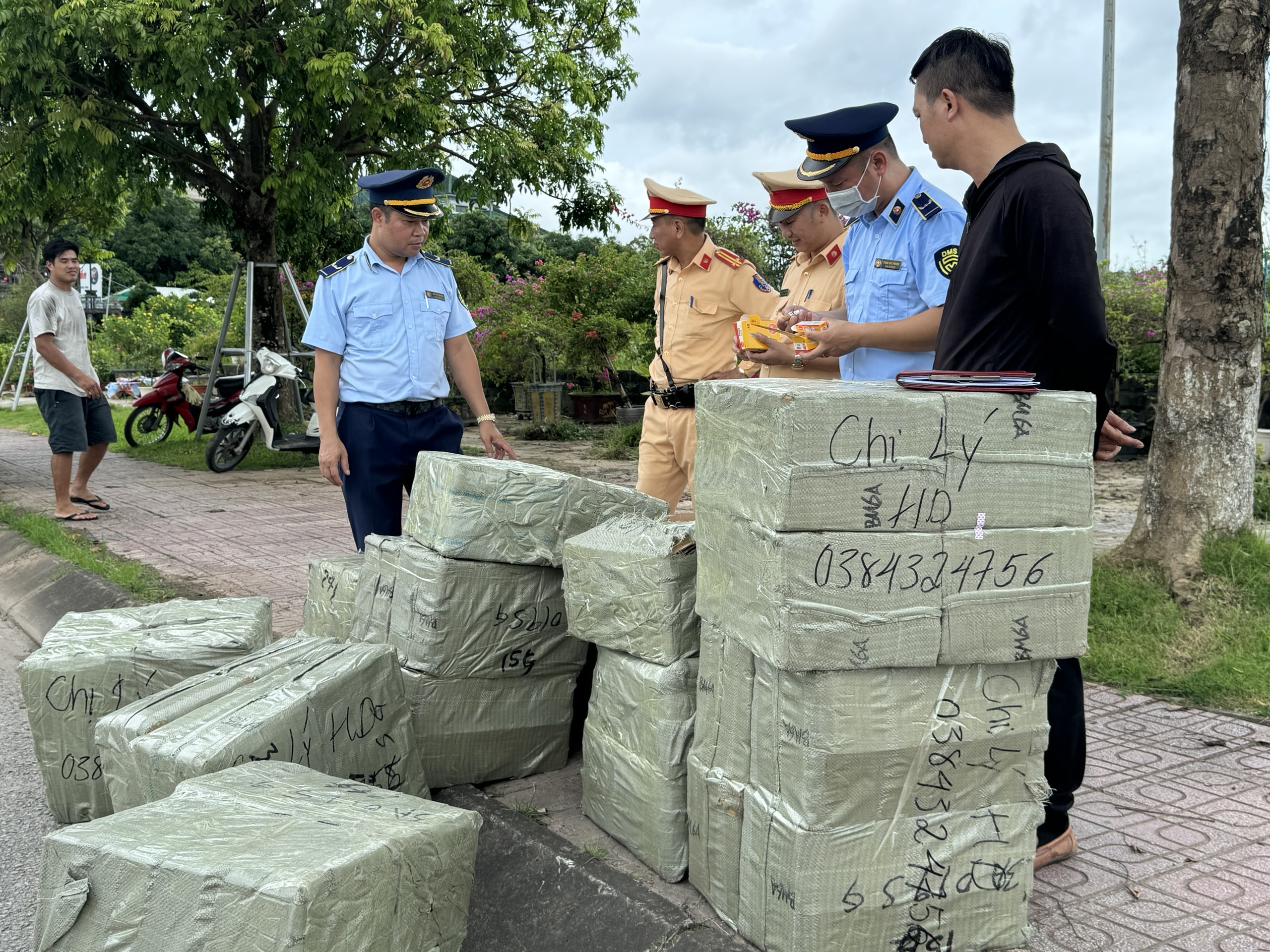 Quảng Ninh tiêu hủy 11.200 chiếc bugi giả mạo nhãn hiệu NGK - Ảnh 2.