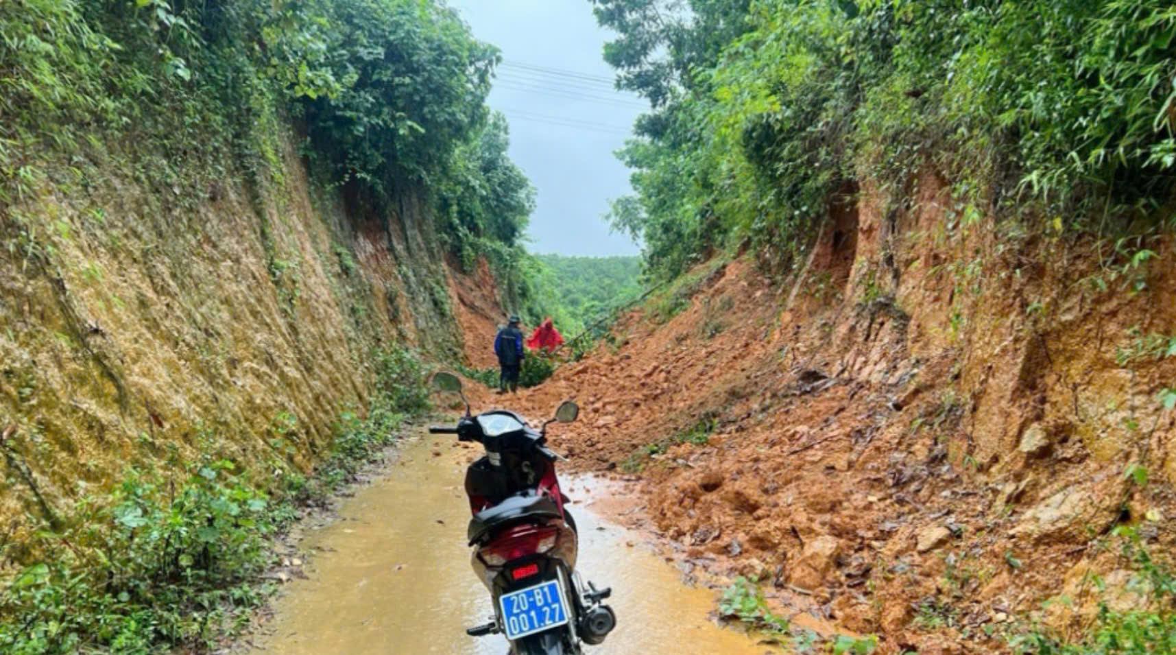 TP.Thái Nguyên: Sạt lở đất nhiều vị trí, di dời khẩn cấp 38 hộ dân trên địa bàn- Ảnh 2.