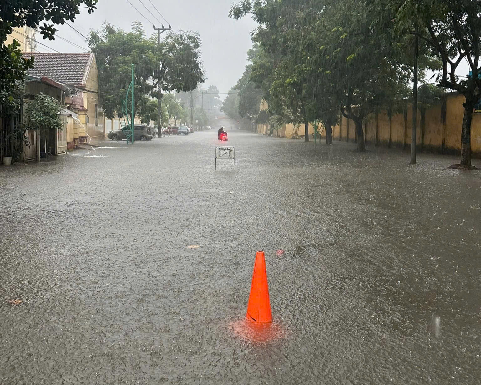 Người dân lướt thuyền, bơi lội giữa phố ở Thái Nguyên- Ảnh 5.