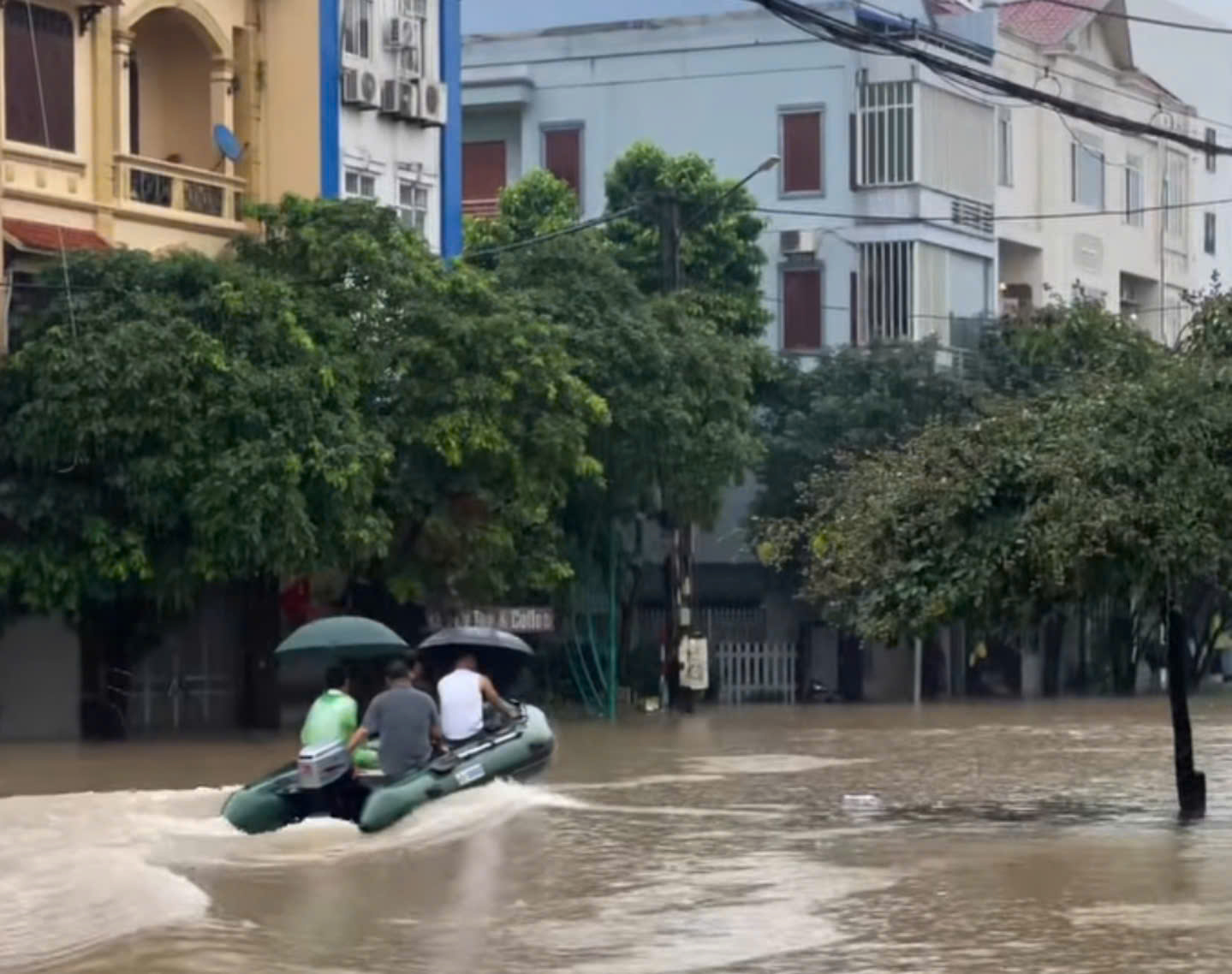 Người dân lướt thuyền, bơi lội giữa phố ở Thái Nguyên- Ảnh 8.