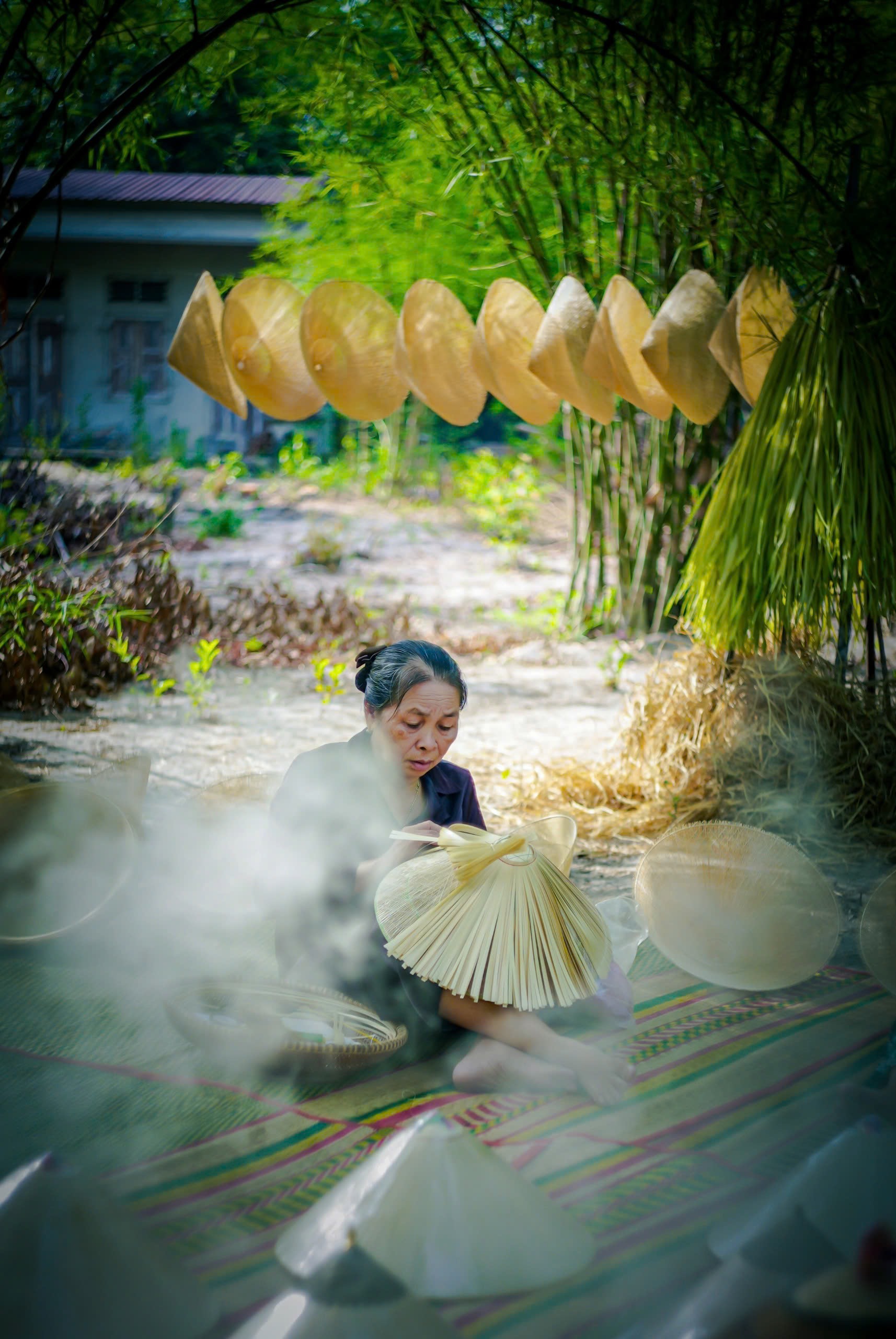 Làng cổ đẹp như phim ở Bình Định, cả làng hơn 300 năm qua vẫn làm nón ngựa từ thời Quang Trung- Ảnh 3.