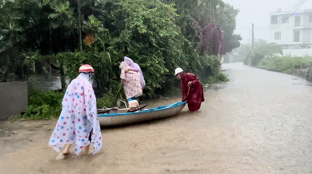 Bí thư TP.Quảng Ngãi chỉ đạo lắp thêm trạm bơm ngăn“phố thành sông”khi mưa lớn ở Nam thành phố- Ảnh 6.