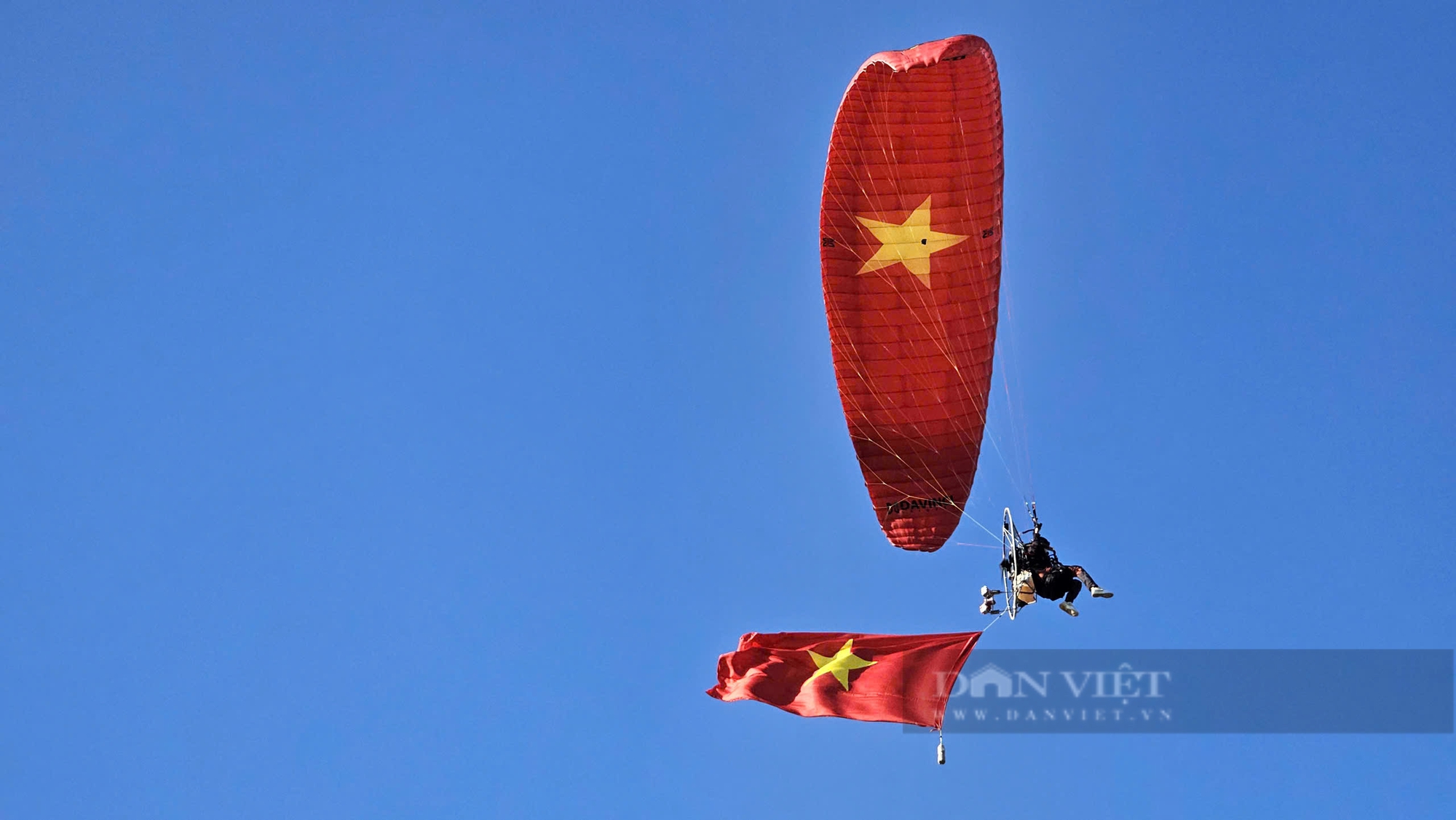 Mãn nhãn Lễ hội thuyền buồm, dù bay, motor nước "Vượt sóng Hạ long - 2024" - Ảnh 2.