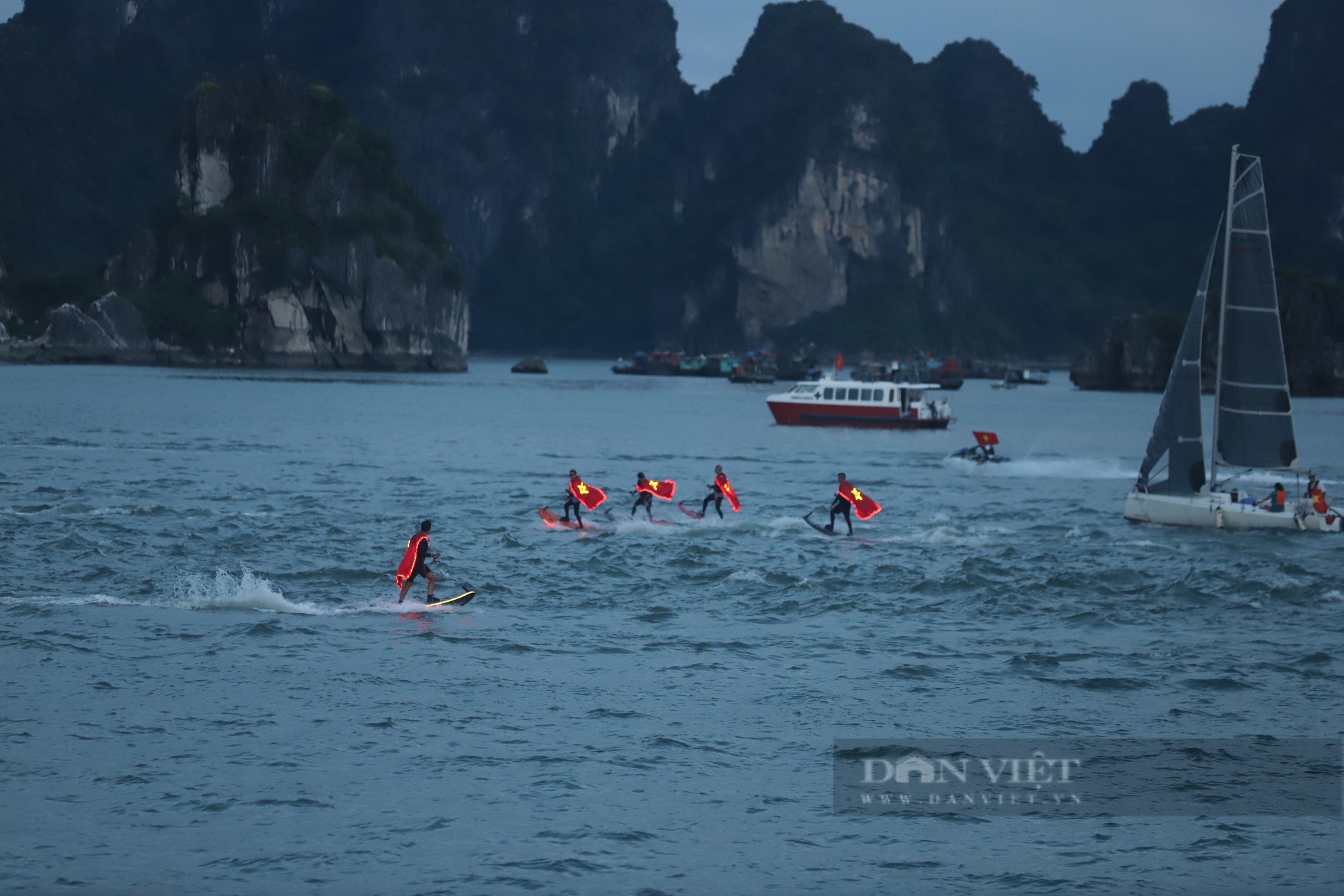 Mãn nhãn Lễ hội thuyền buồm, dù bay, motor nước "Vượt sóng Hạ long - 2024" - Ảnh 5.