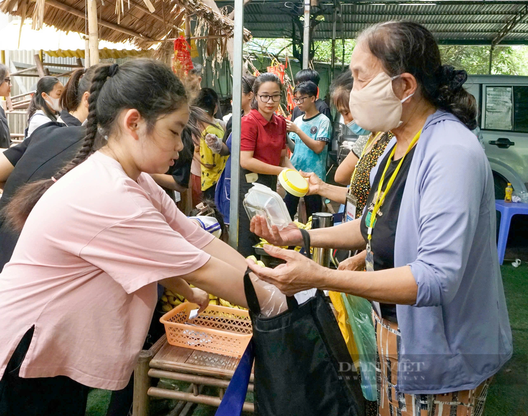 Mùa hè nhân ái của các em học sinh Hà Nội - Ảnh 42.