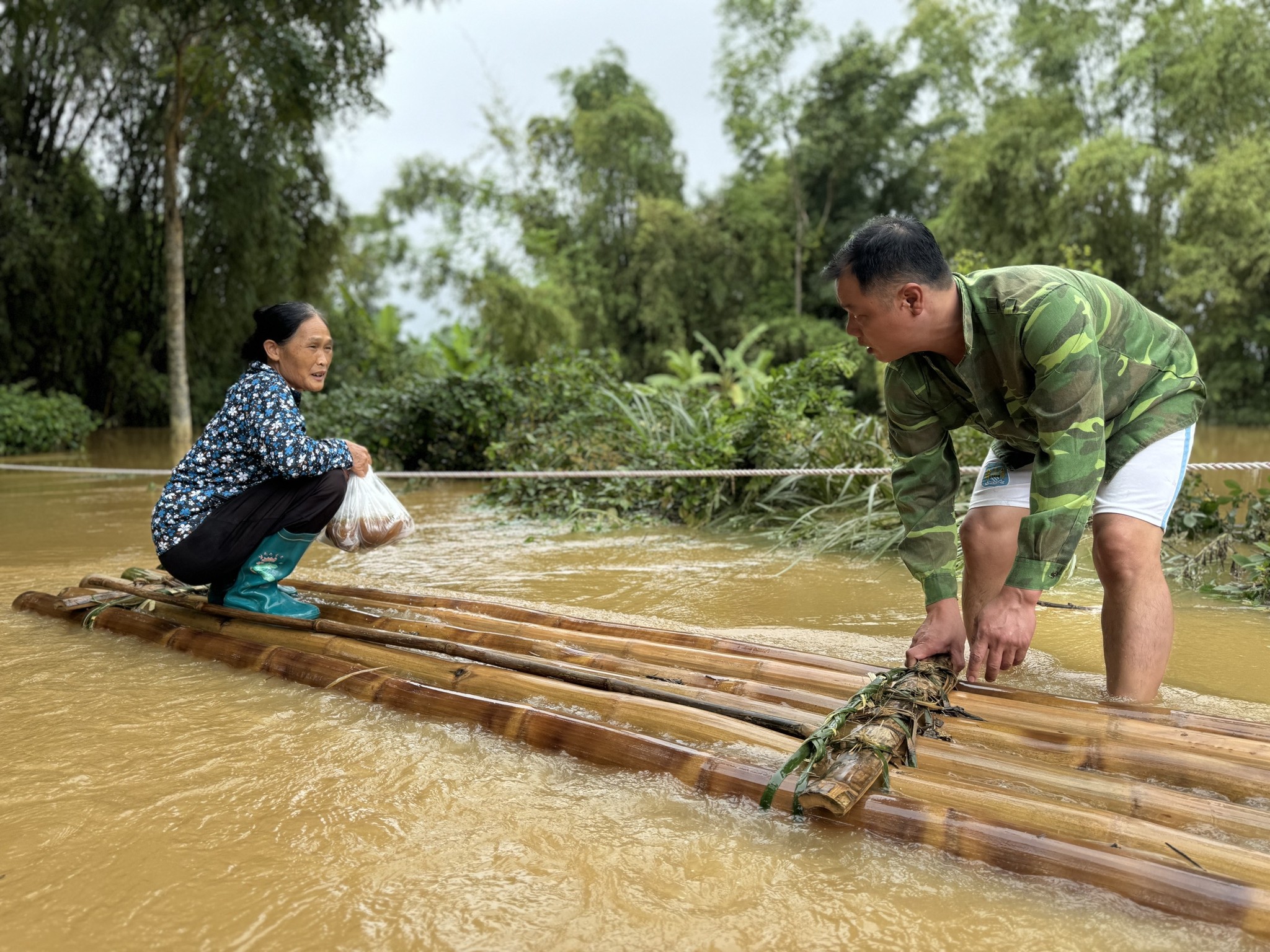 Hàng trăm nhà dân ngập sâu trong biển nước ở Cao Bằng - Ảnh 7.