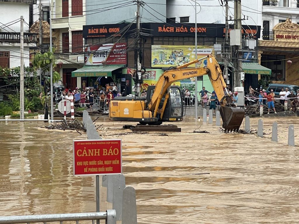 Hàng trăm nhà dân ngập sâu trong biển nước ở Cao Bằng - Ảnh 2.