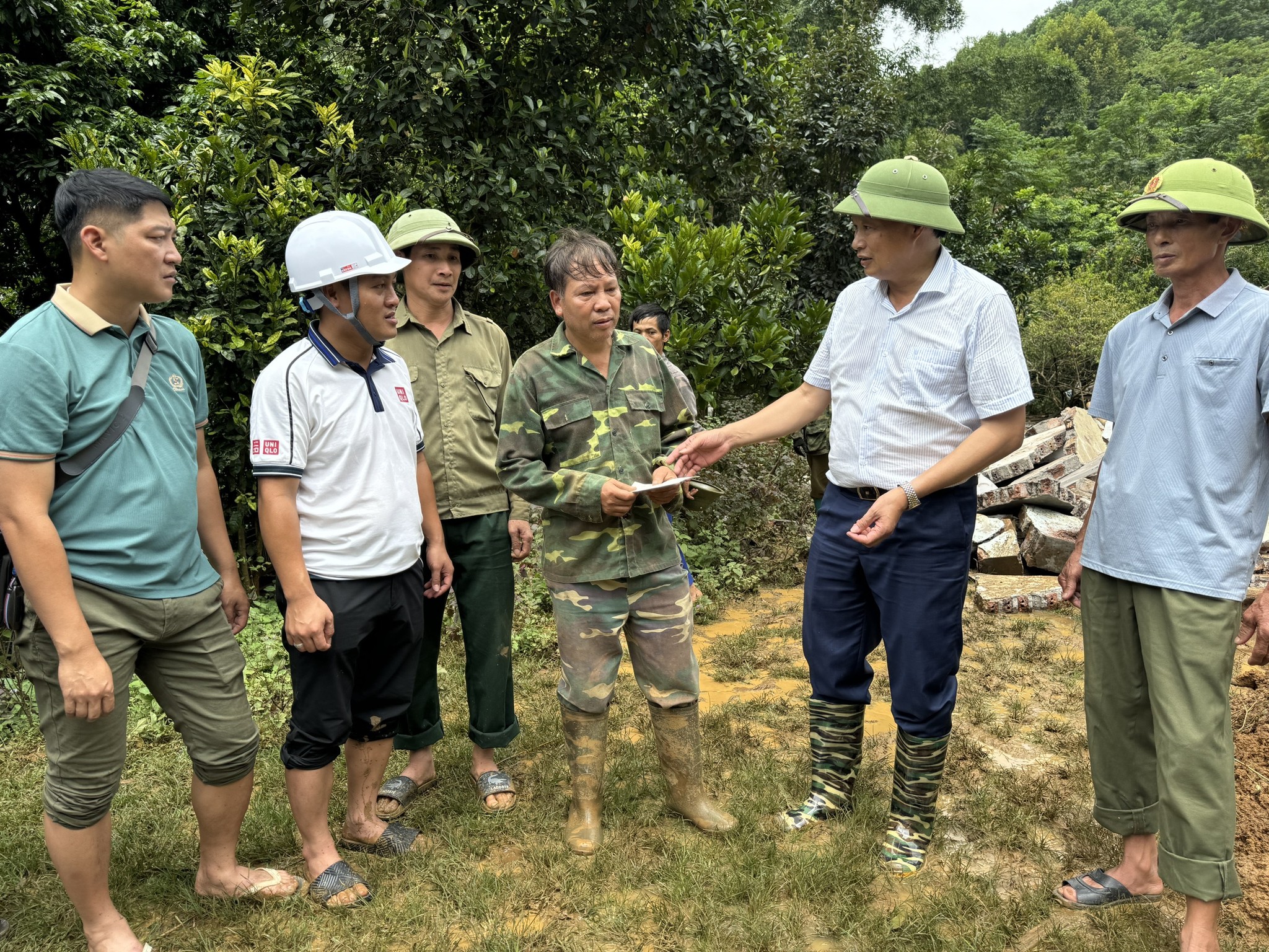 Hàng trăm nhà dân ngập sâu trong biển nước ở Cao Bằng - Ảnh 8.