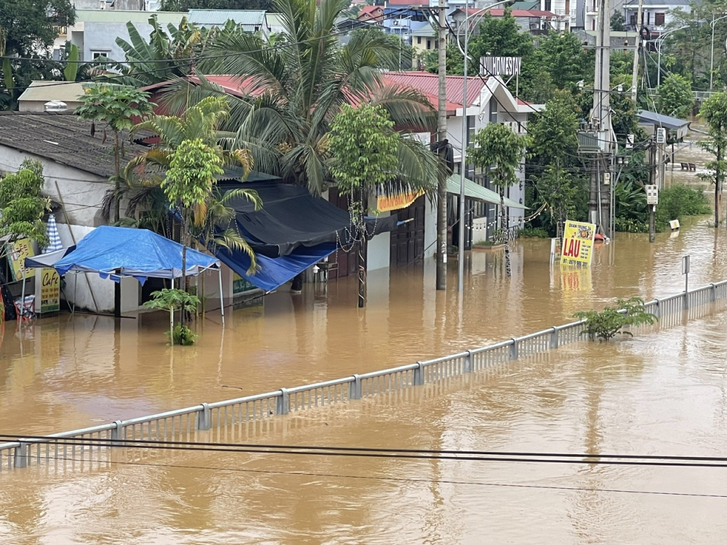 Hàng trăm nhà dân ngập sâu trong biển nước ở Cao Bằng - Ảnh 1.