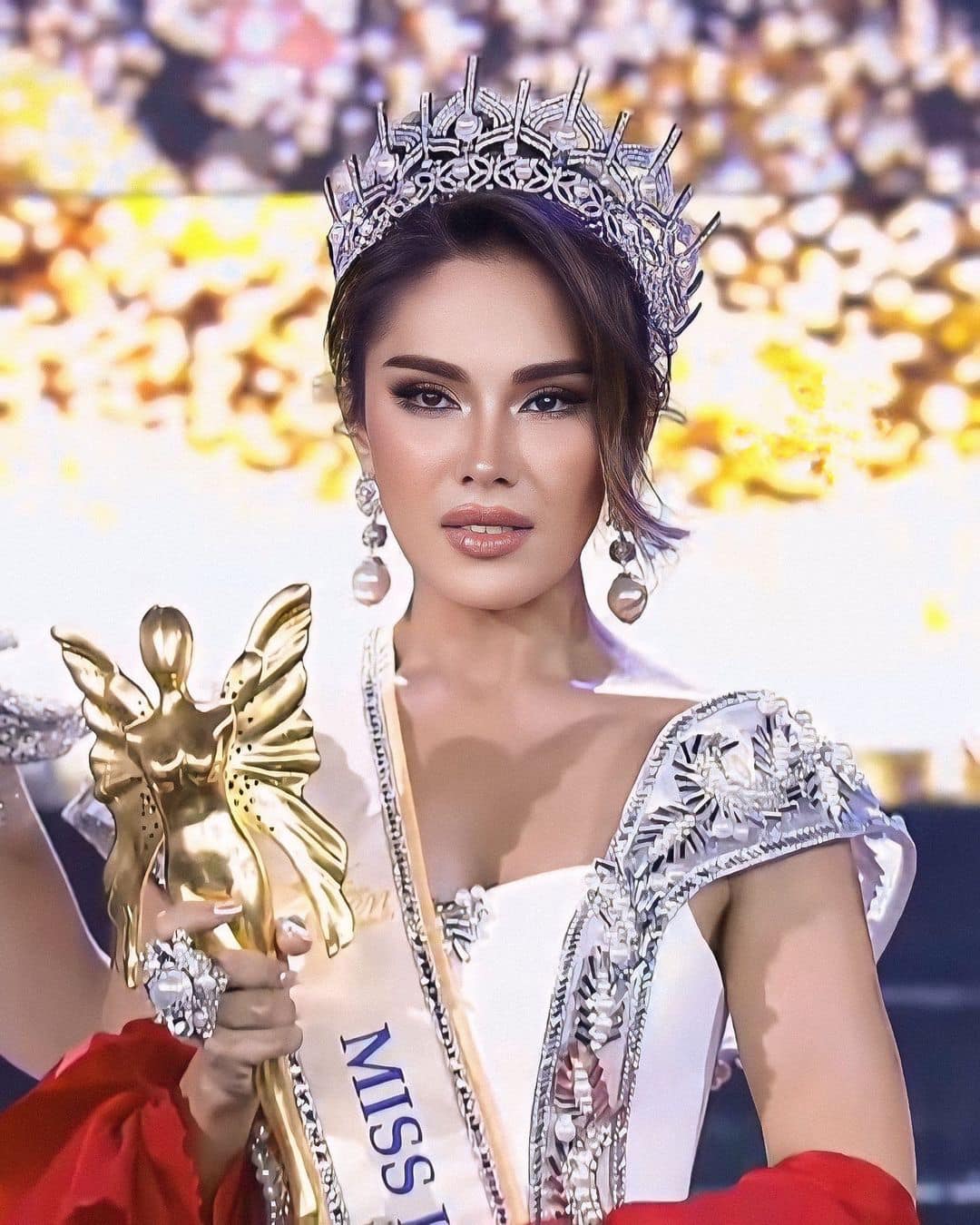 Lý do người đẹp 28 tuổi từng ly hôn đăng quang Miss International Queen 2024, "vượt mặt" Tường San - Ảnh 1.