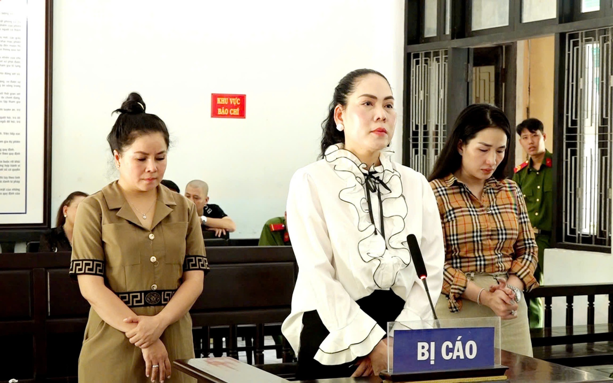 TP.HCM: Bắt 2 nhân viên thu hồi nợ tạt máu heo vào nhà dân để 'khủng bố', đòi nợ - Ảnh 3.