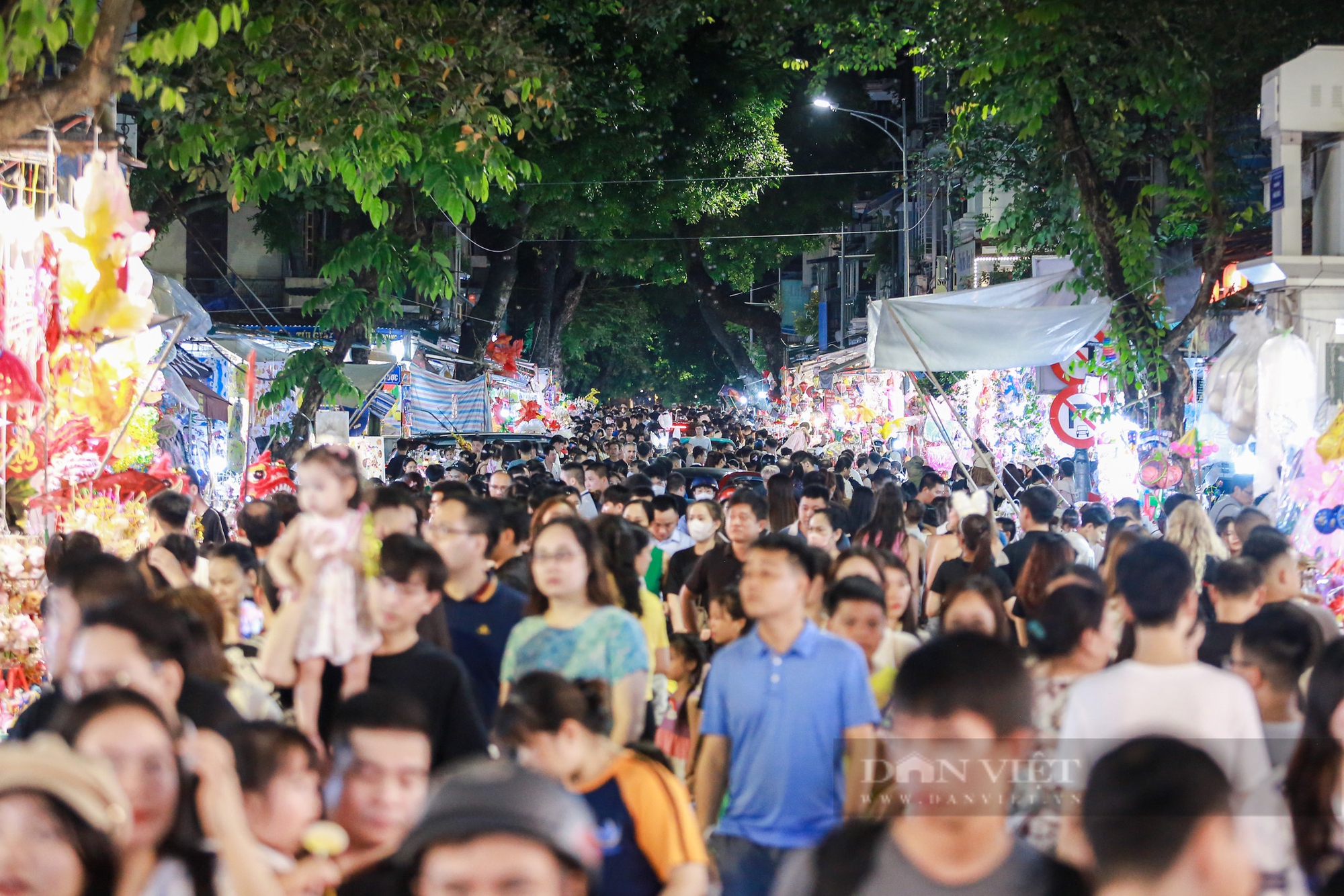 Phố Hàng Mã đông nghịt người, chen chúc nhau đổ về check-in, mua sắm trước Tết Trung thu- Ảnh 1.