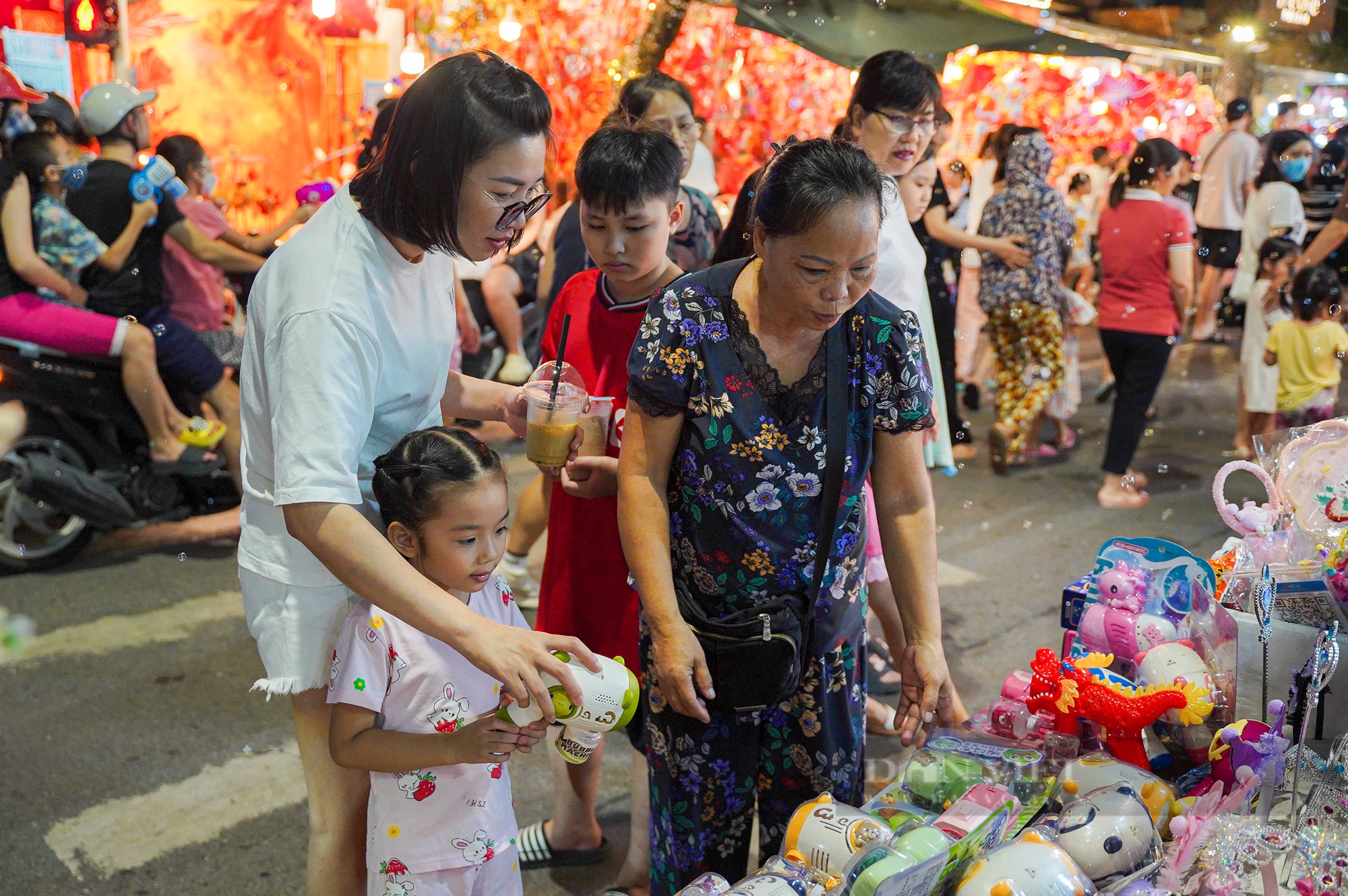 Phố Hàng Mã đông nghịt người, chen chúc nhau đổ về check-in, mua sắm trước Tết Trung thu- Ảnh 6.