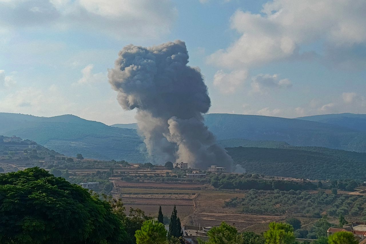 Israel tấn công dữ dội nhất chưa từng thấy, phá hủy hàng ngàn thùng phóng tên lửa của Hezbollah - Ảnh 1.