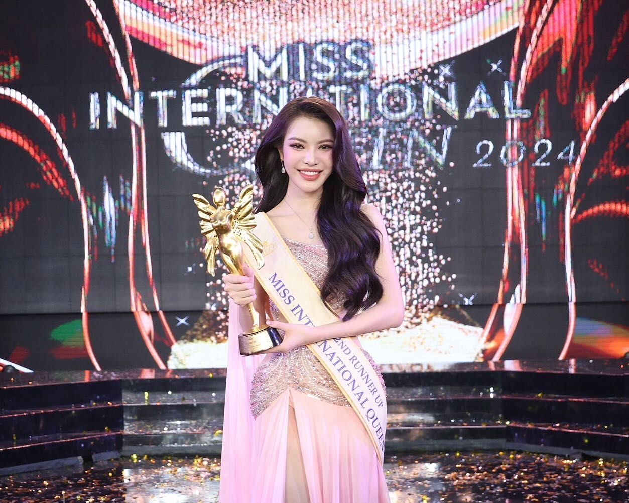 Tường San trả lời ứng xử ấp úng gây tranh cãi, bị "xử ép" vì câu hỏi khó tại Miss International Queen 2024? - Ảnh 1.