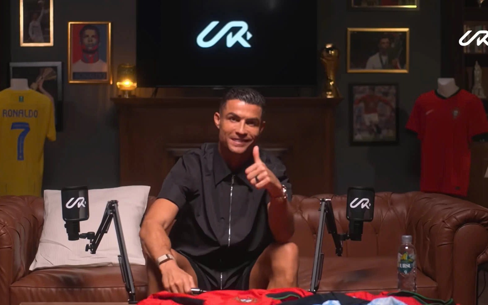 Vào vai Youtuber, Ronaldo được trao kỷ lục Guinness - Ảnh 2.