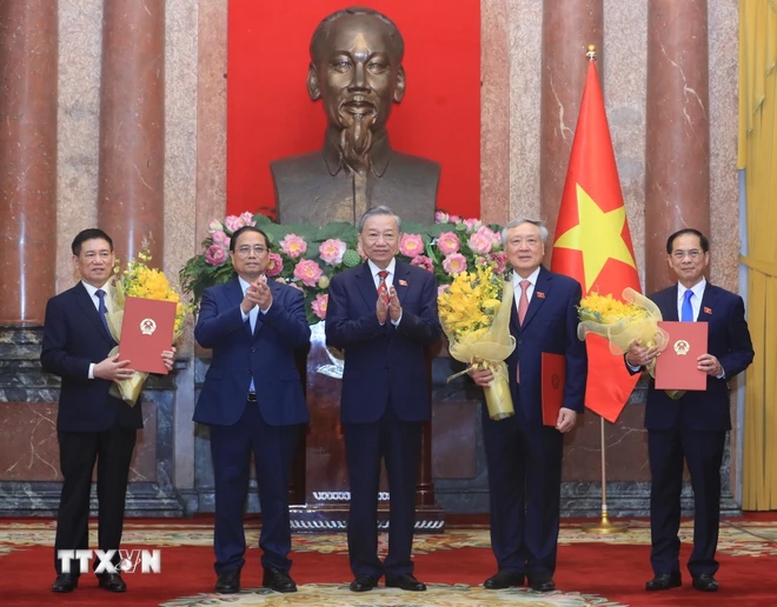 Tổng Bí thư, Chủ tịch nước Tô Lâm trao quyết định bổ nhiệm 3 Phó Thủ tướng và 2 Bộ trưởng  - Ảnh 1.