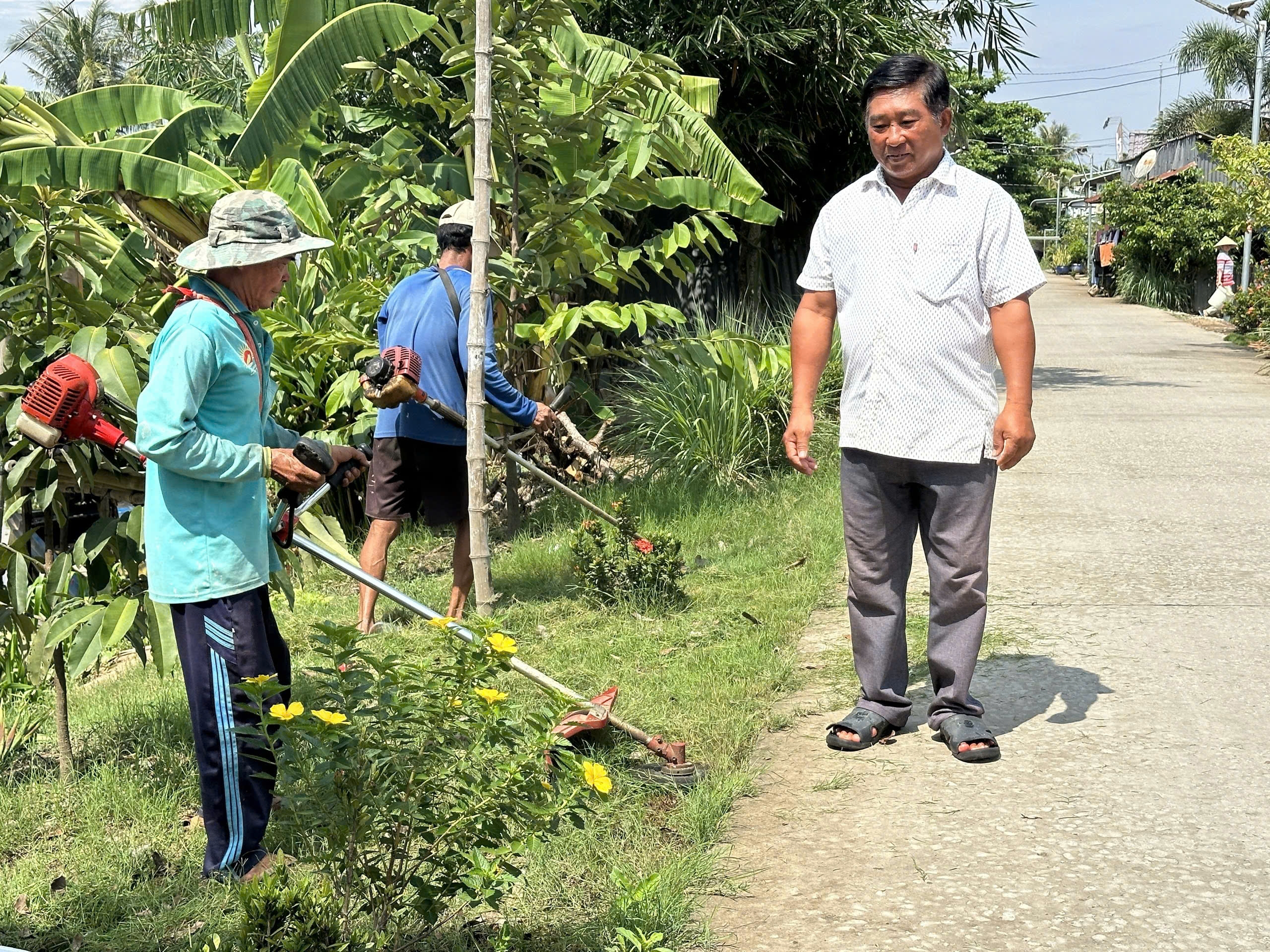 Người đàn ông này ở Sóc Trăng bỏ công sức, tiền của ra làm việc gì mà khiến cả phum sóc thán phục  - Ảnh 2.