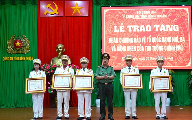 Binh Thuan Provincial Police received the President's Medal and the Prime Minister's Certificate of Merit - Photo 1.