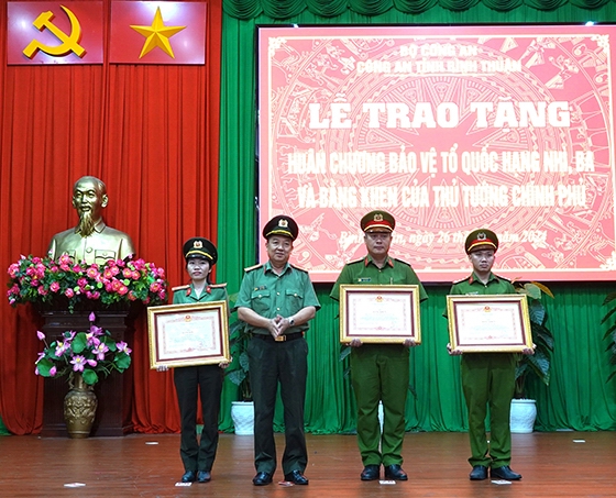 Công an tỉnh Bình Thuận nhận Huân chương của Chủ tịch nước, Bằng khen của Thủ tướng- Ảnh 3.