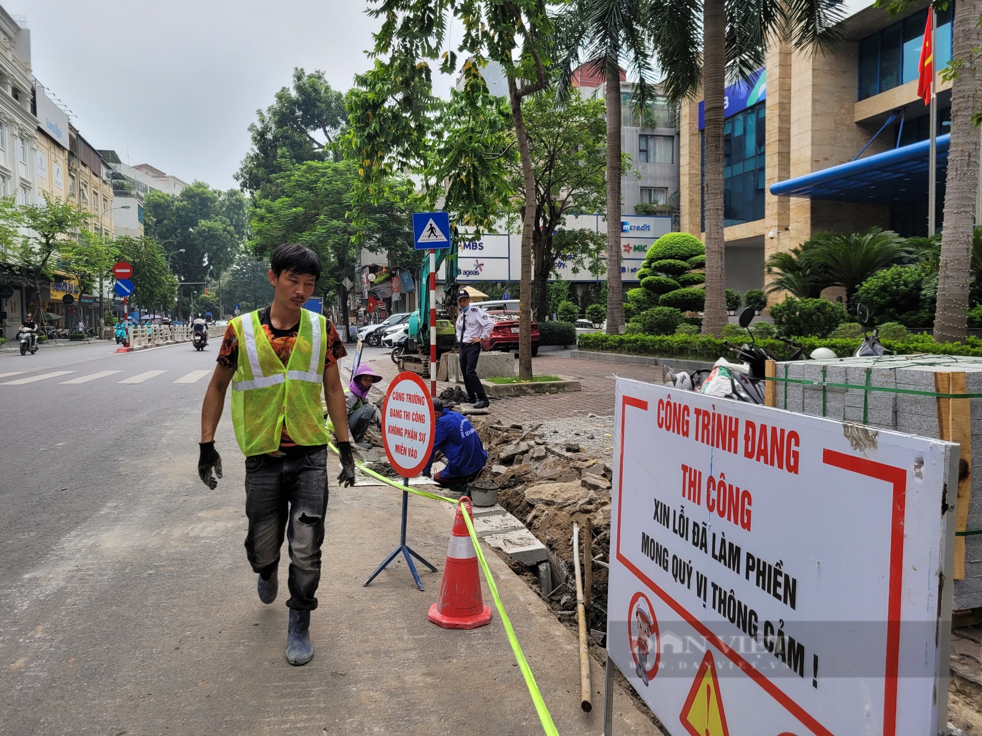 Cảnh ngổn ngang đào bới, thay đá hoa cương trên vỉa hè ở Hà Nội - Ảnh 3.