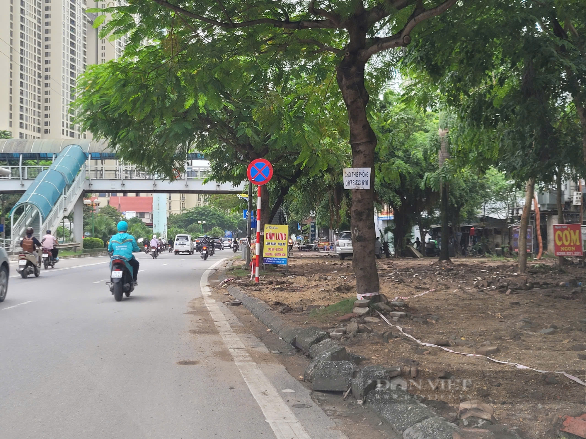 Cảnh ngổn ngang đào bới, thay đá hoa cương trên vỉa hè ở Hà Nội - Ảnh 5.