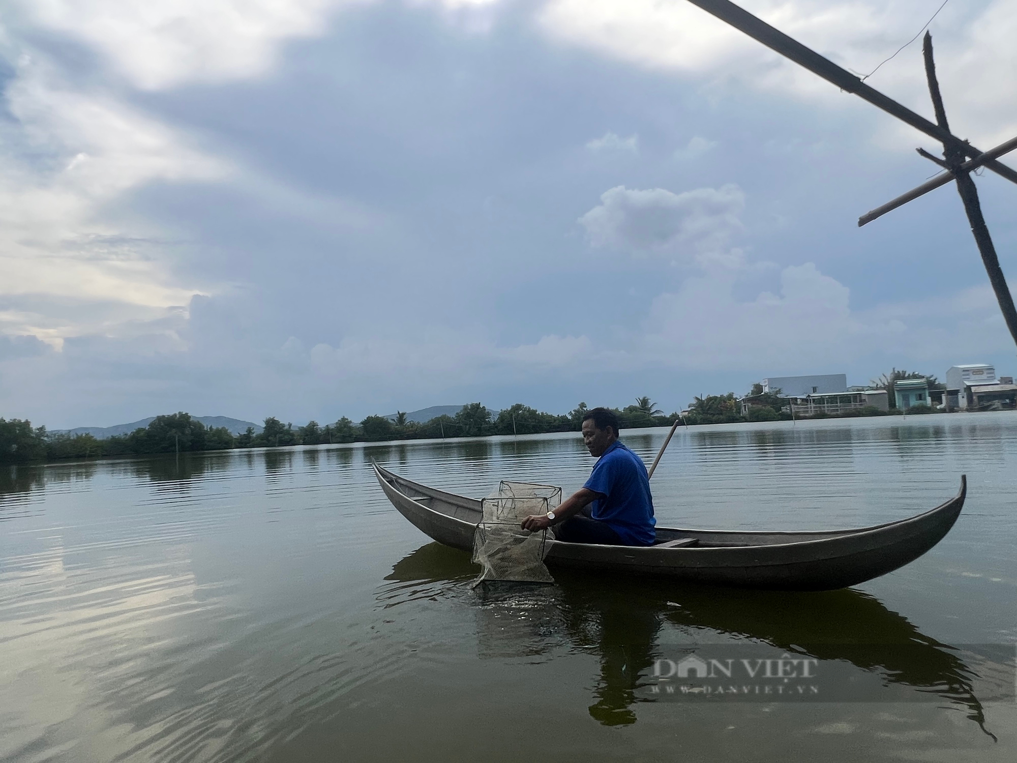 Nông dân Việt Nam xuất sắc 2024 đến từ Bình Định không chỉ giỏi nuôi tôm, cua…mà còn giúp bà con thoát nghèo - Ảnh 3.