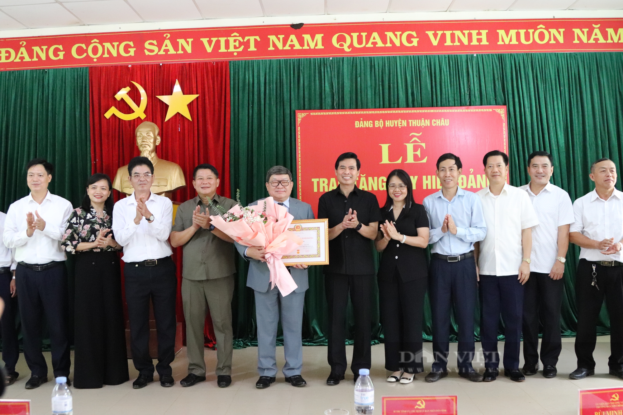 Nguyên Chủ tịch Hội Nông dân Việt Nam Thào Xuân Sùng nhận Huy hiệu 40 năm tuổi Đảng - Ảnh 5.