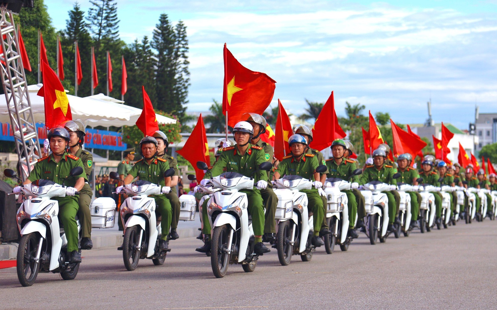 Lương cấp bậc Đại úy Công an nhân dân năm 2024 mới nhất khi tăng lương cơ sở lên 2,34 triệu đồng - Ảnh 1.