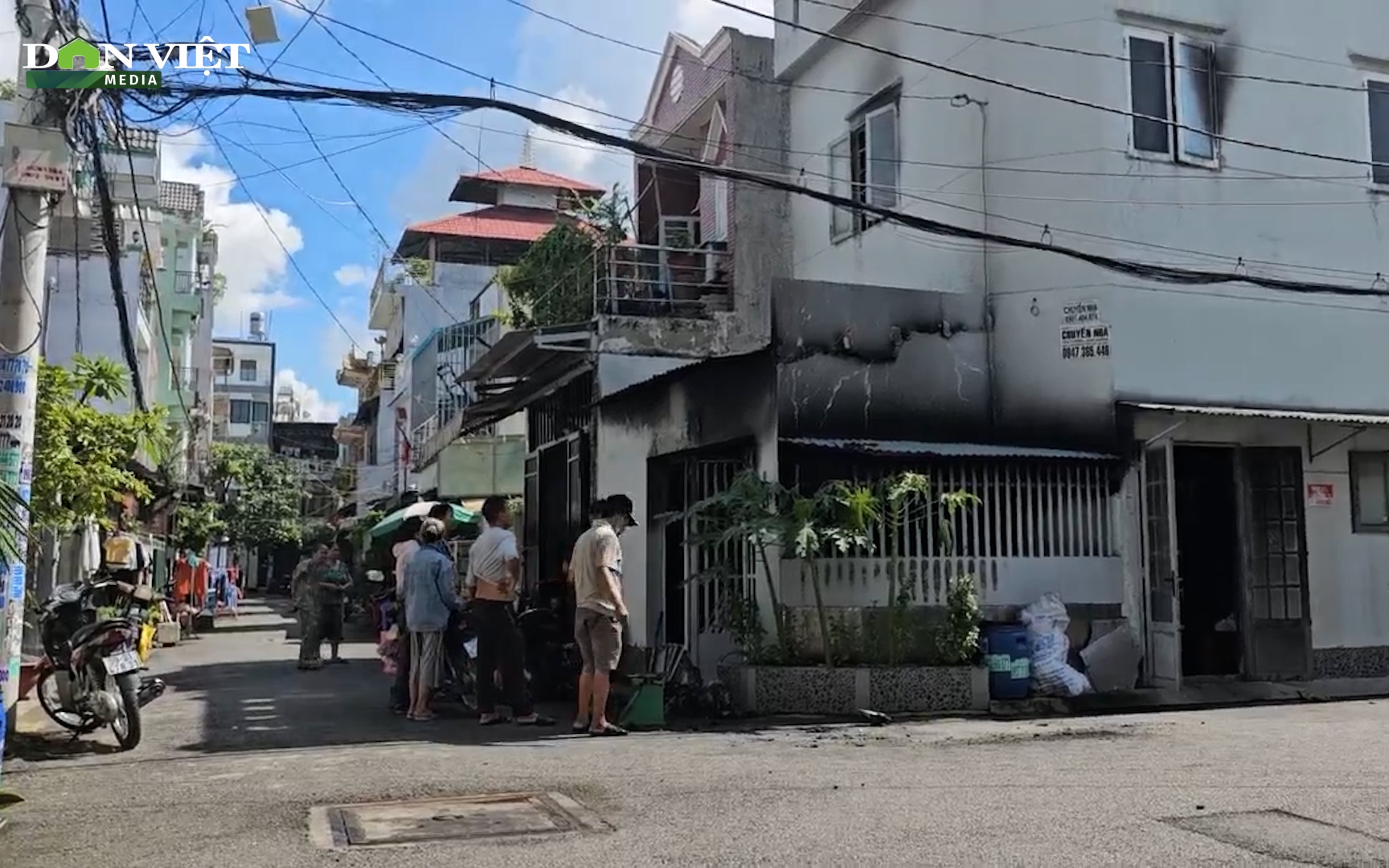 Cháy nhà ở quận 12, cảnh sát phải bơm nước dưới kênh chữa cháy, một người phụ nữ được cứu kịp thời  - Ảnh 2.