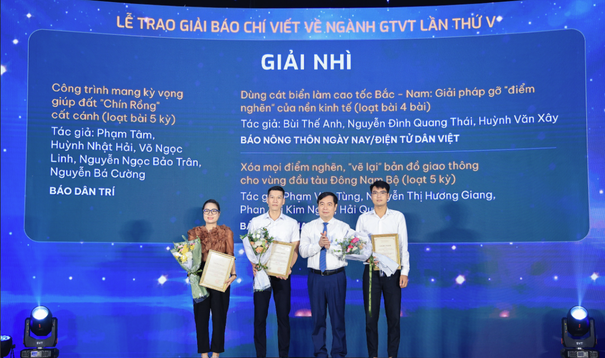 Phóng viên Báo Nông thôn ngày nay/ Dân Việt đạt giải nhì báo chí viết về ngành GTVT lần thứ 5- Ảnh 2.