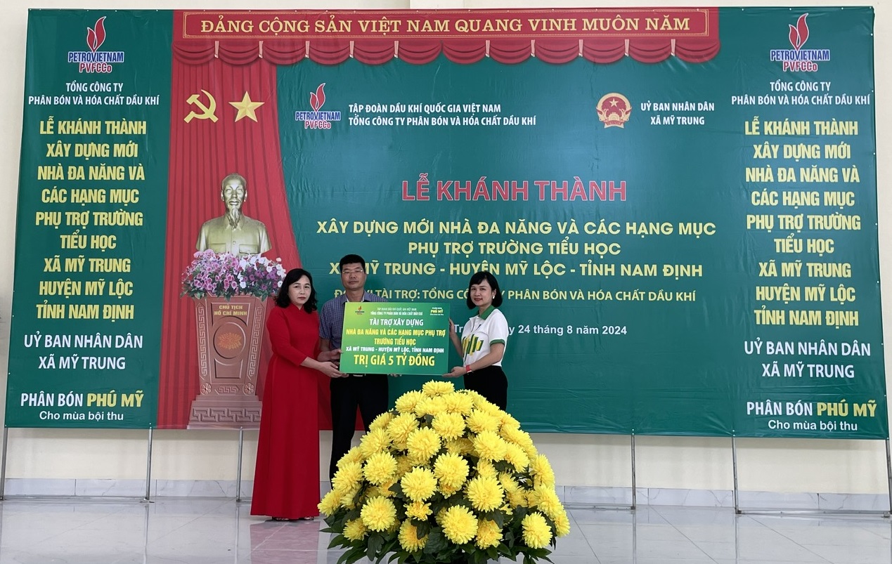 PVFCCo: Khánh thành và bàn giao công trình giáo dục, trao quà hỗ trợ người khó khăn