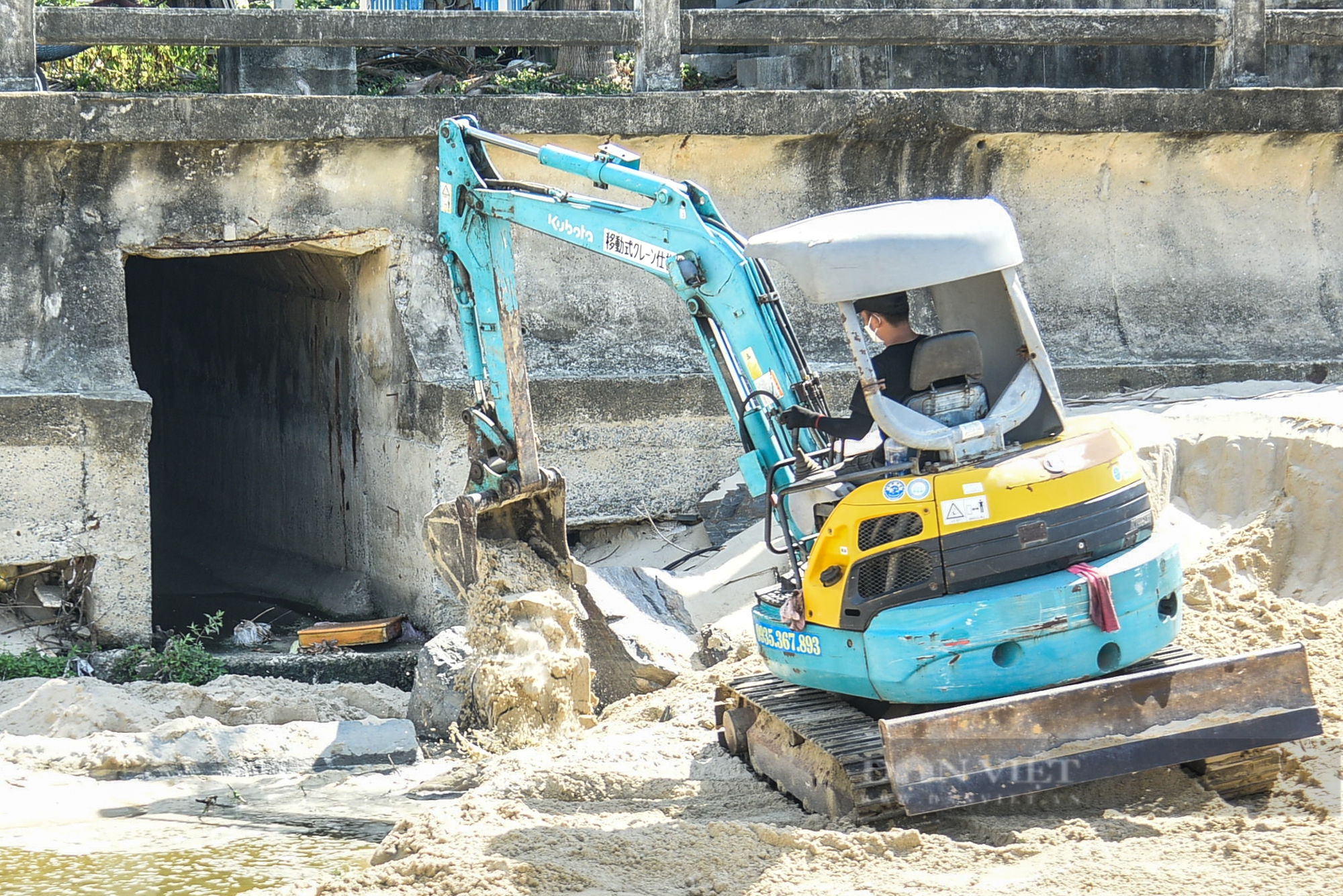 Dòng nước đen kịt, bốc mùi chảy thẳng ra bãi biển Đà Nẵng- Ảnh 9.