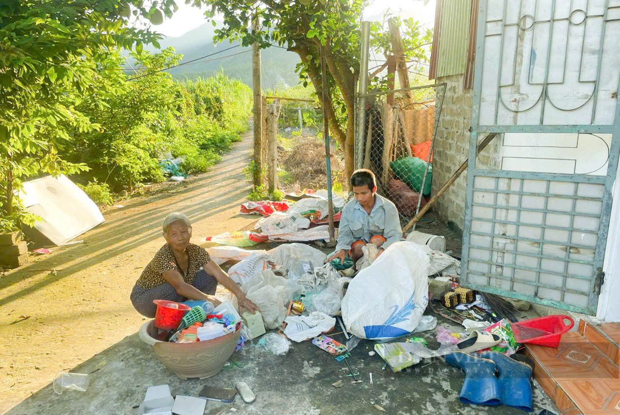 Thương cảnh màn trời chiếu đất của người mẹ già yếu nuôi con dại- Ảnh 3.