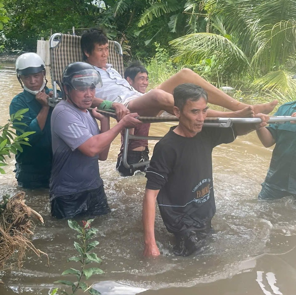 Mưa lớn, nhiều vườn thanh long và nhà dân ở Bình Thuận bị ngập sâu  - Ảnh 3.