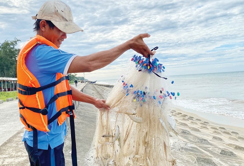 Thu lưới ven bờ biển TT-Huế, tại sao tay người này nặng chi chít cá, tay người bên kia lại nhẹ tênh, lèo tèo? - Ảnh 1.