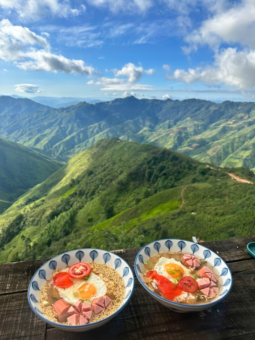 Vùng núi cao này ở Sơn La dân tình trèo lên chỉ để săn mây, ngày chả có mây hóa ra đẹp thế này đây - Ảnh 2.