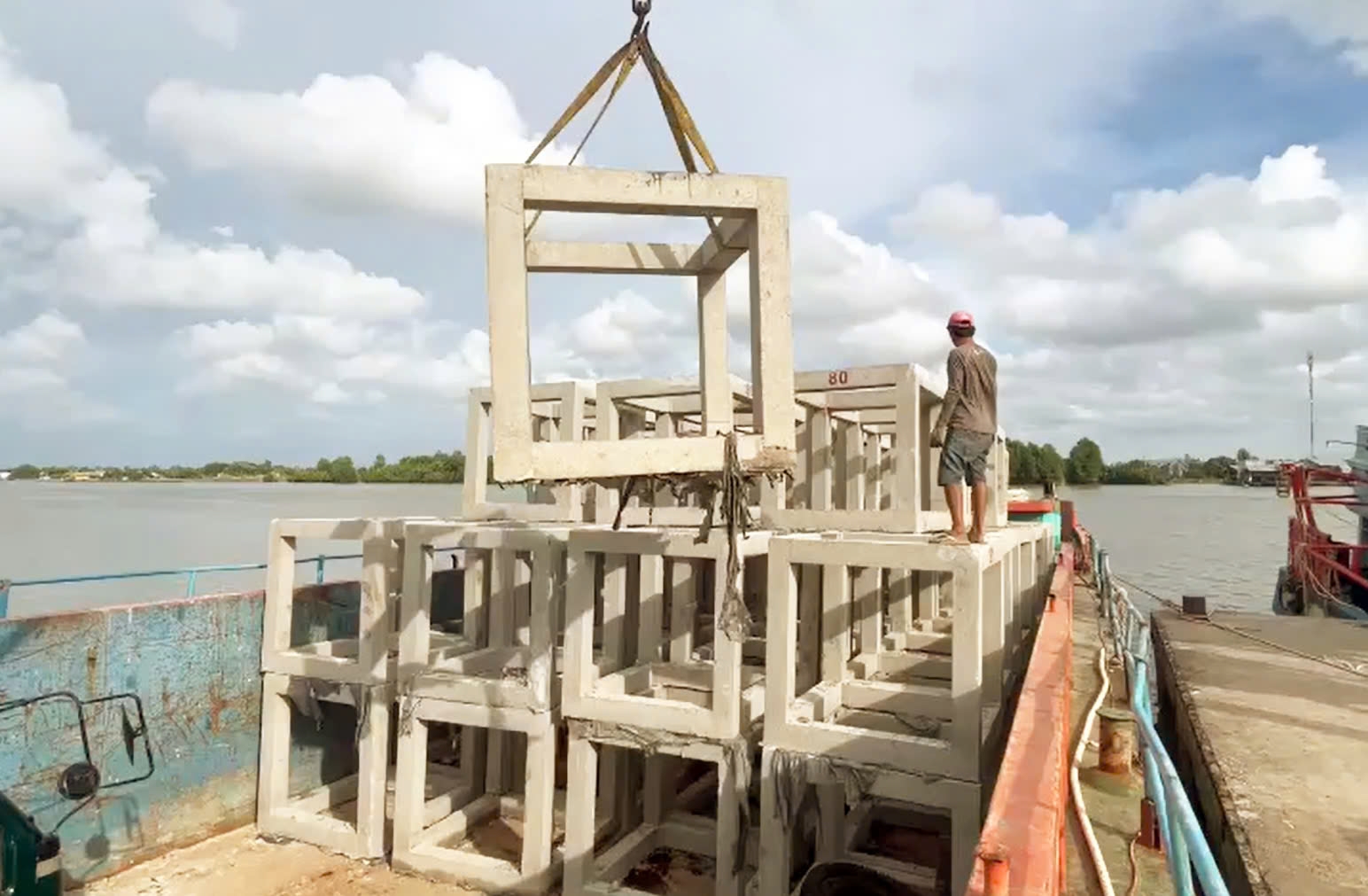 Thả 900 khối bê tông xuống biển “xây nhà cho cá”, hằng hà tôm, cá kéo về "định cư" sinh sản- Ảnh 1.