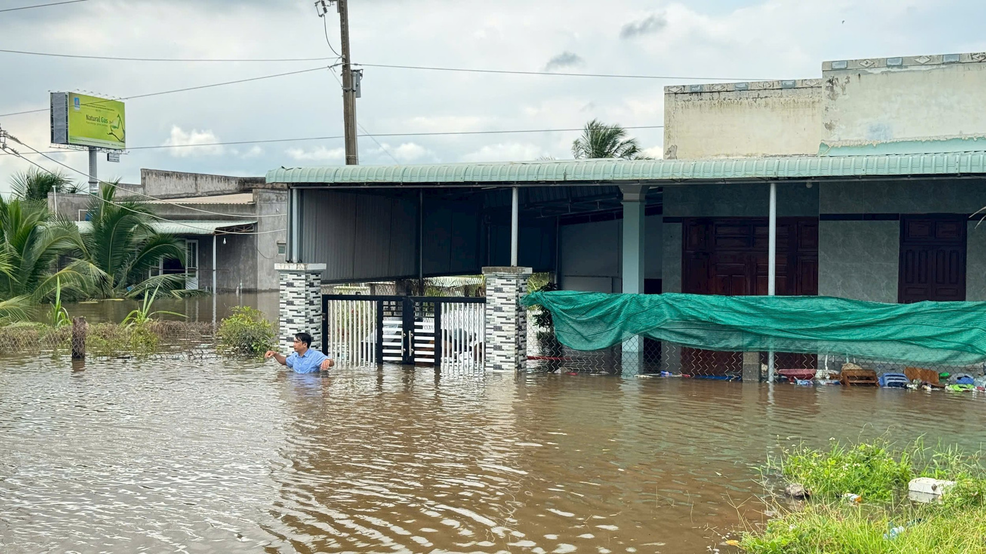 Hơn 230 hộ dân và 420 ha thanh long bị ngập do mưa lũ, chính quyền đang hỗ trợ người dân - Ảnh 2.