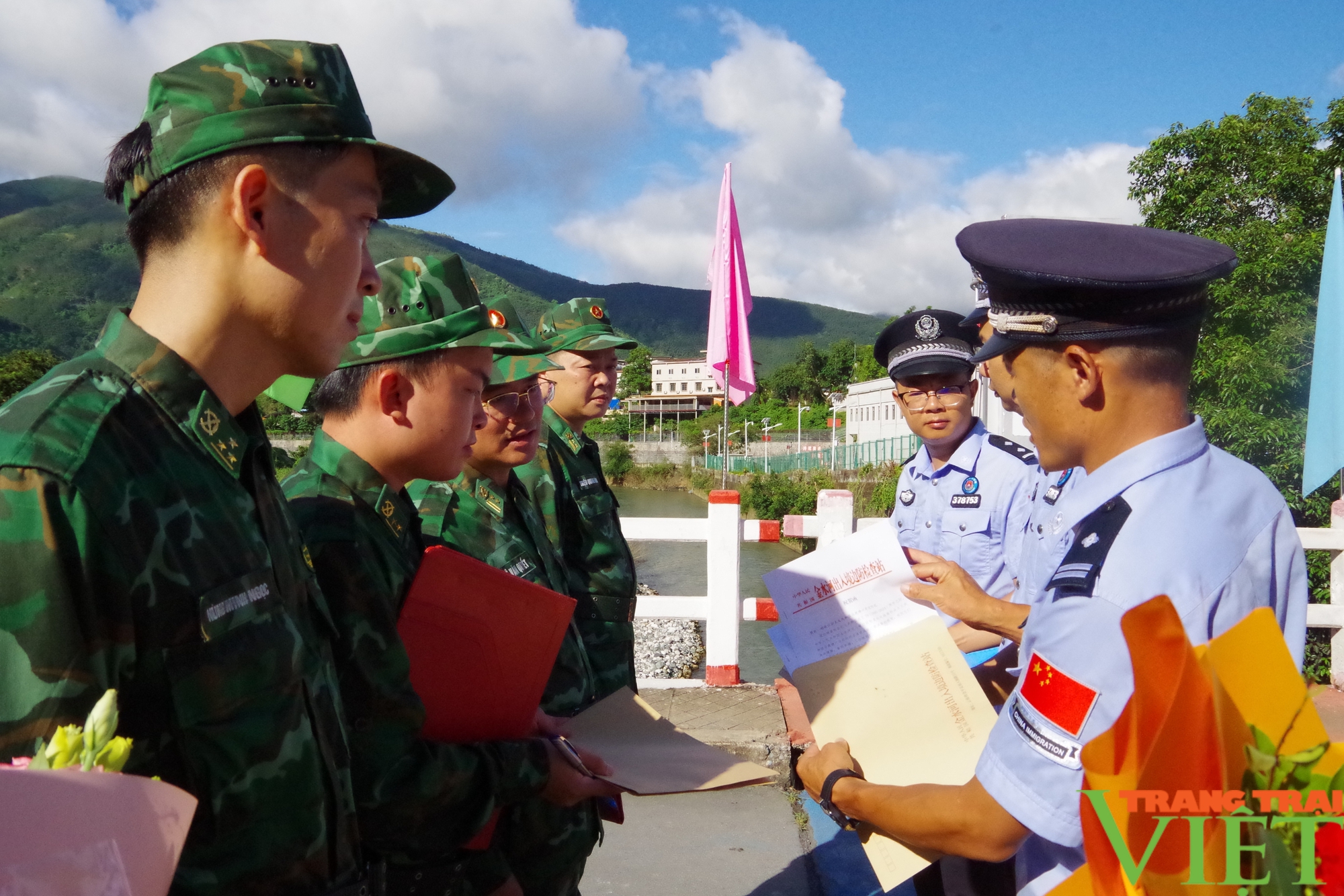 Bộ đội Biên phòng Lai Châu tuần tra liên hợp chấp pháp trên biên giới - Ảnh 2.