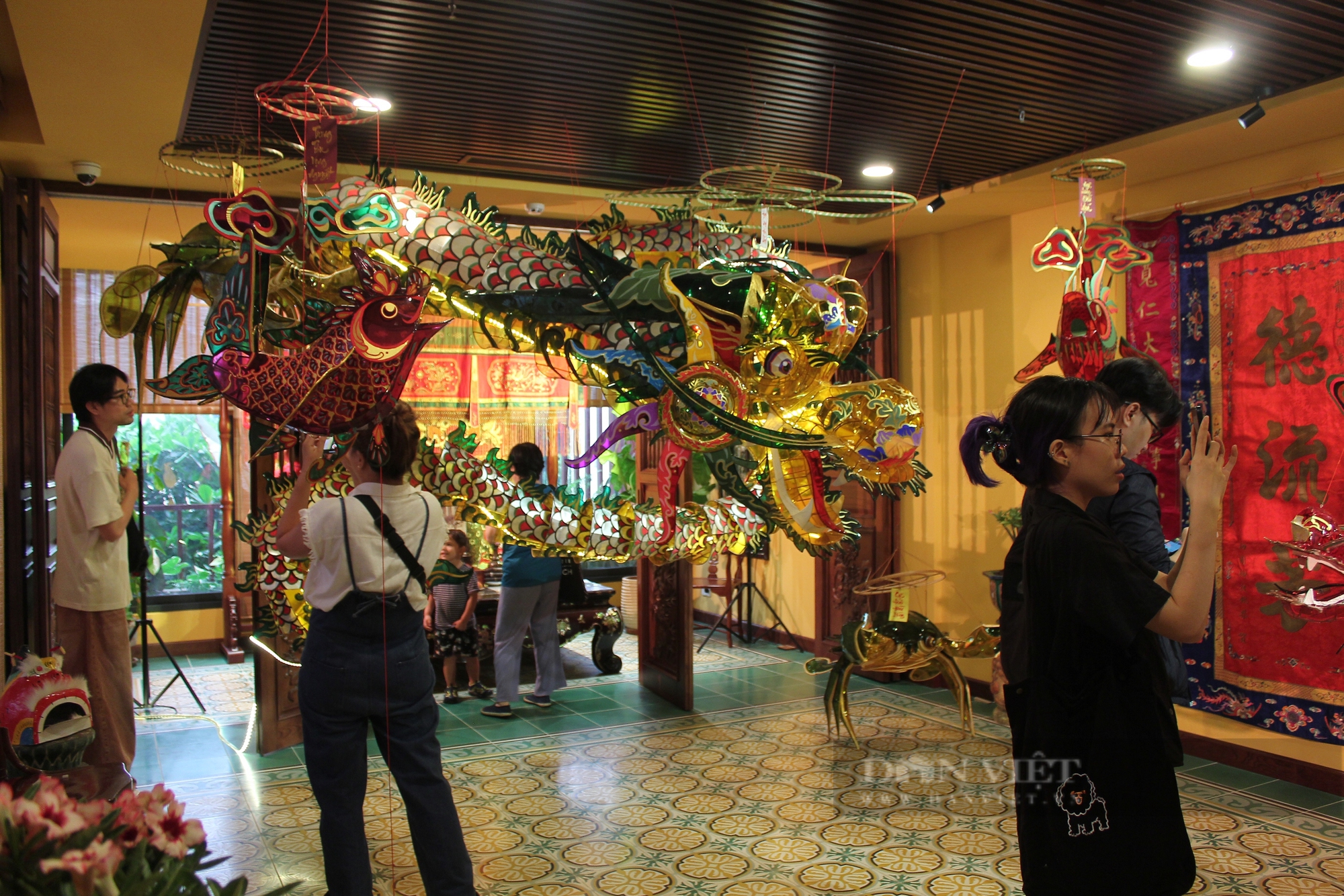 Xuất hiện nơi check-in lồng đèn cổ tại TP.HCM, khách hào hứng trở về Trung thu 100 năm trước - Ảnh 1.