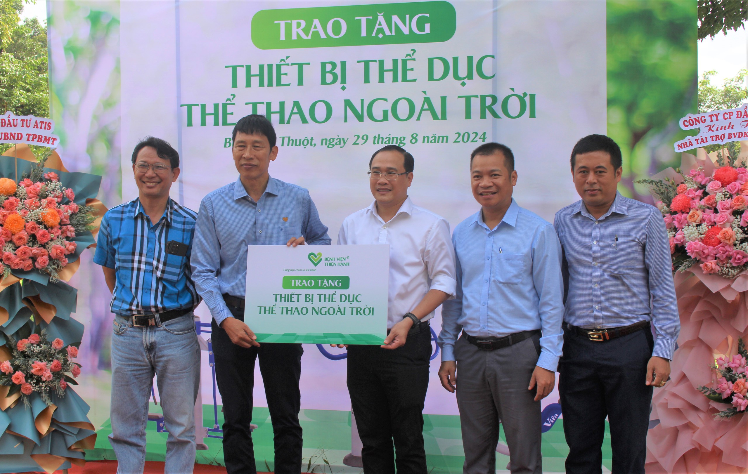 Trao tặng bộ thiết bị tập luyện thể dục, thể thao ngoài trời cho Hoa viên TP Buôn Ma Thuột