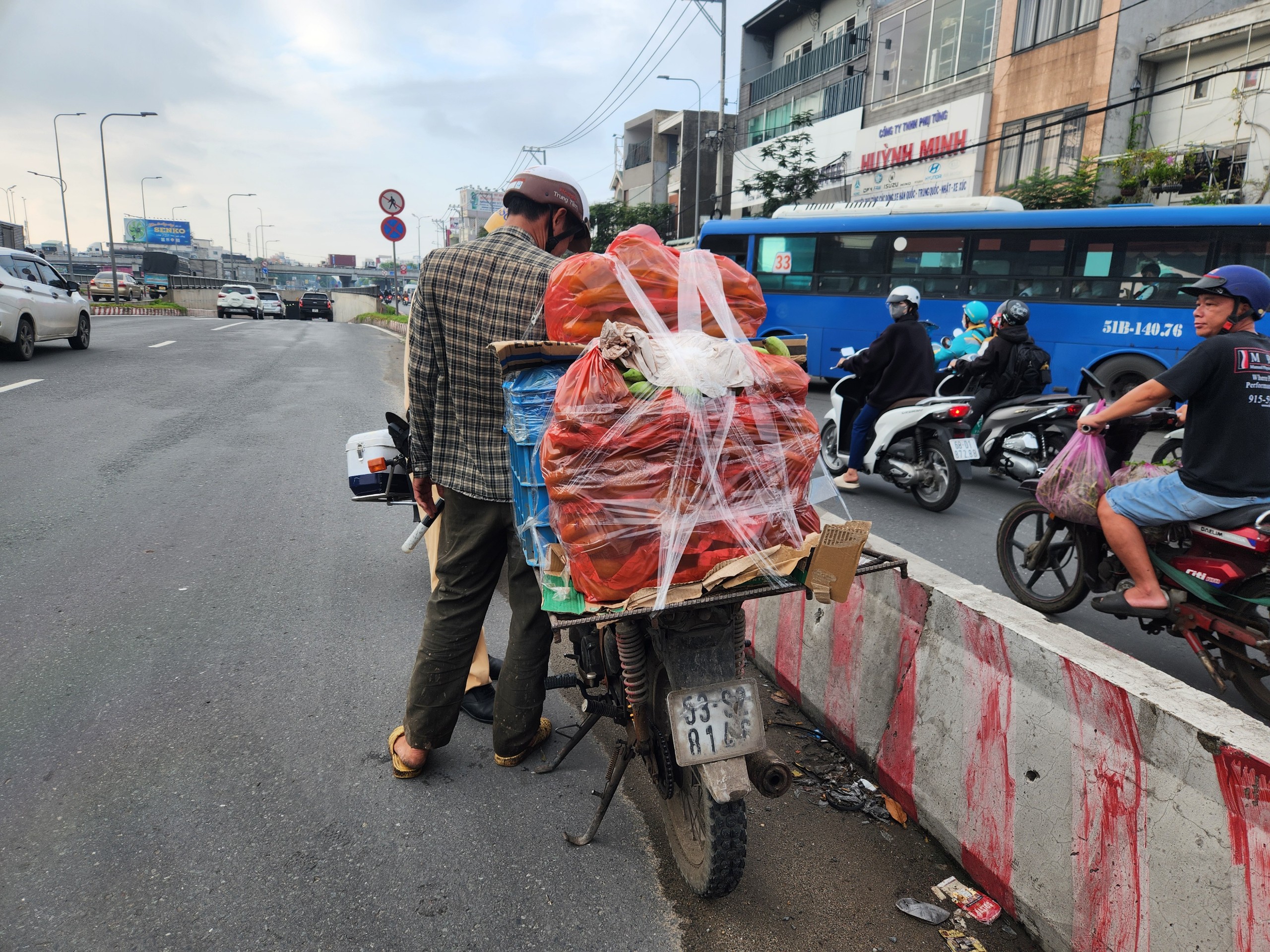 Loạt xe "mù", xe tự chế bị cảnh sát giao thông ra quân xử phạt- Ảnh 5.