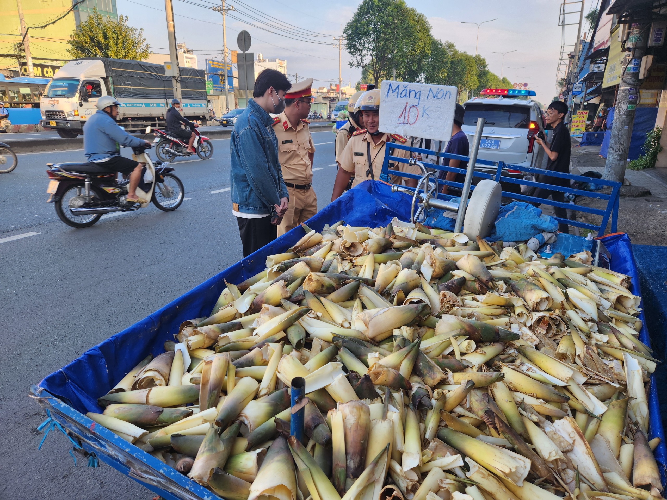 Loạt xe "mù", xe tự chế bị cảnh sát giao thông ra quân xử phạt- Ảnh 4.