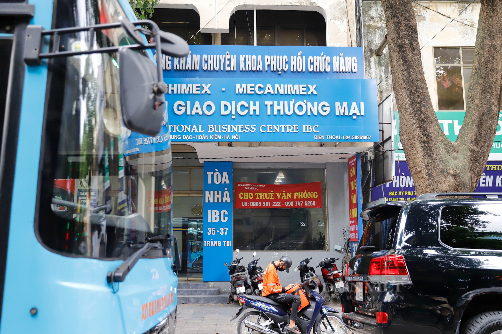 Chủ nhà treo hẳn băng rôn lên cây để tìm khách thuê nhà trên "đất vàng" Hà Nội- Ảnh 5.