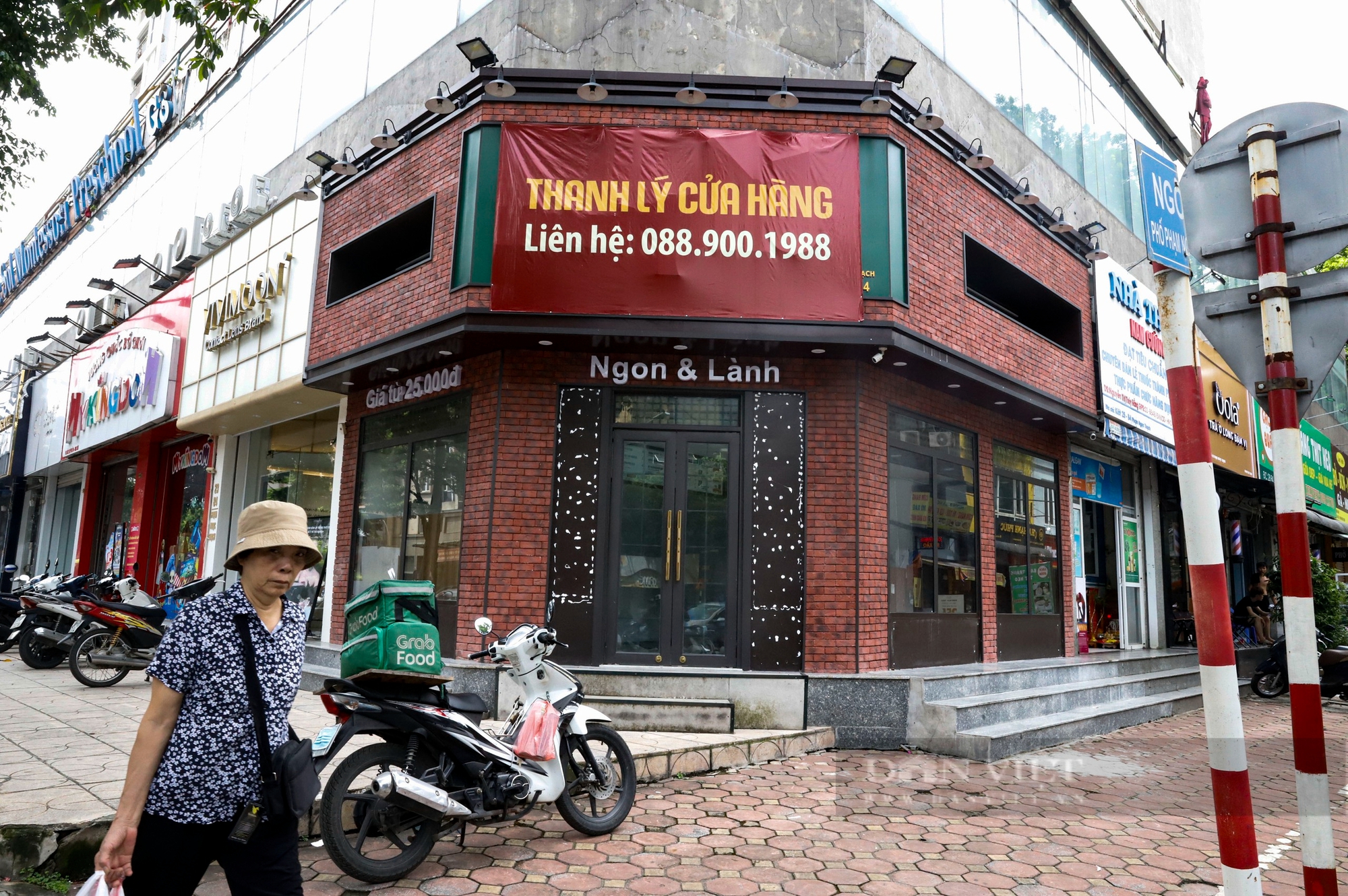 Chủ nhà treo hẳn băng rôn lên cây để tìm khách thuê nhà trên "đất vàng" Hà Nội- Ảnh 8.