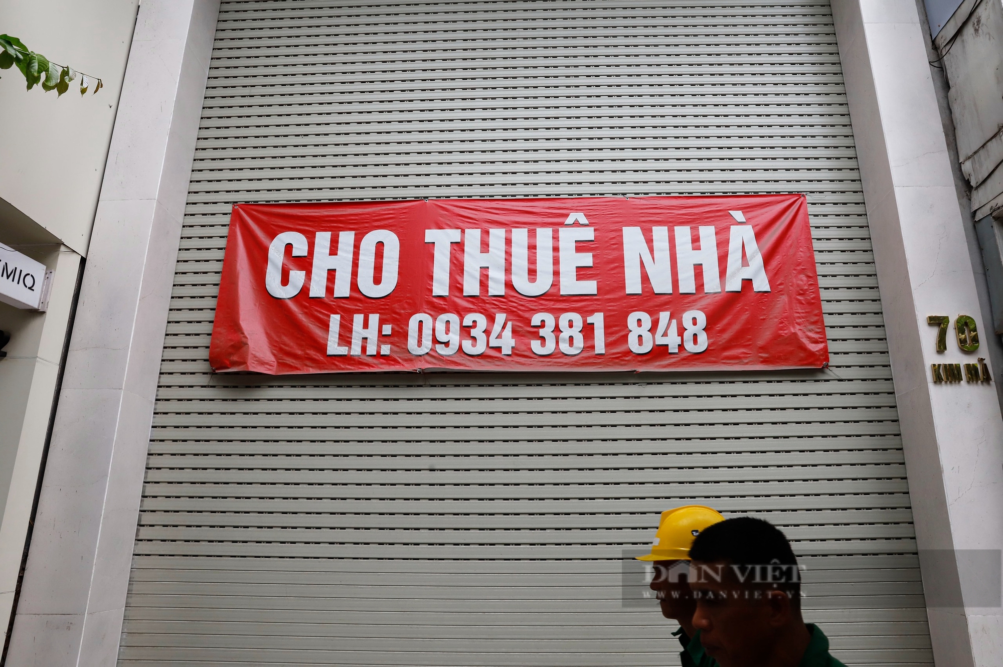 Chủ nhà treo hẳn băng rôn lên cây để tìm khách thuê nhà trên "đất vàng" Hà Nội- Ảnh 12.