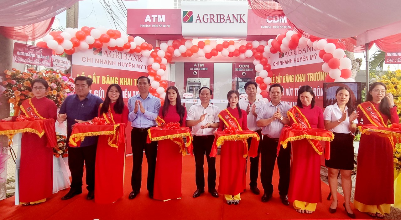 Agribank tiên phong triển khai máy gửi rút tiền tự động AutoBank CDM tại huyện Mỹ Tú