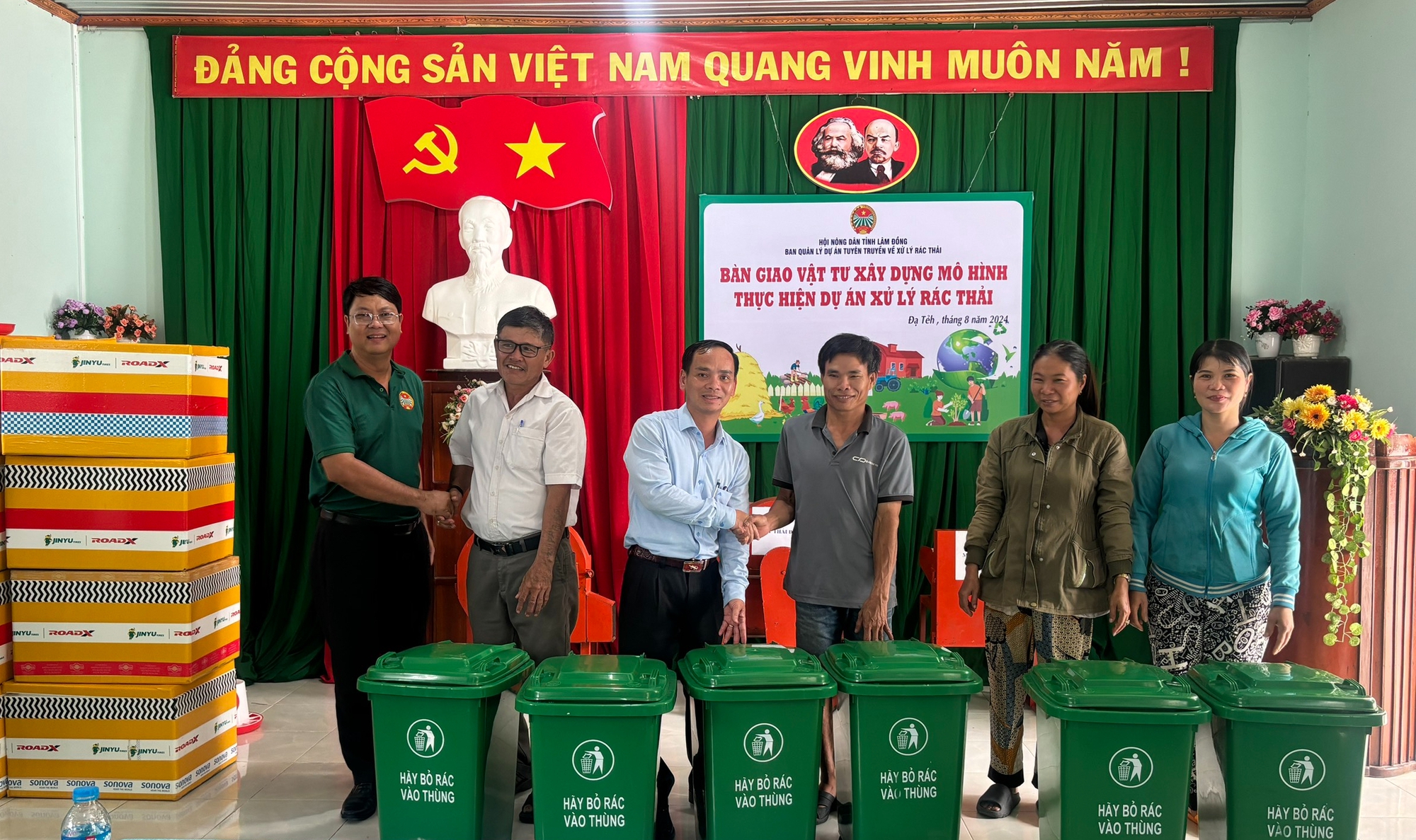 350 hội viên Hội Nông dân được nhận vật tư xây dựng các mô hình xử lý rác thải - Ảnh 1.